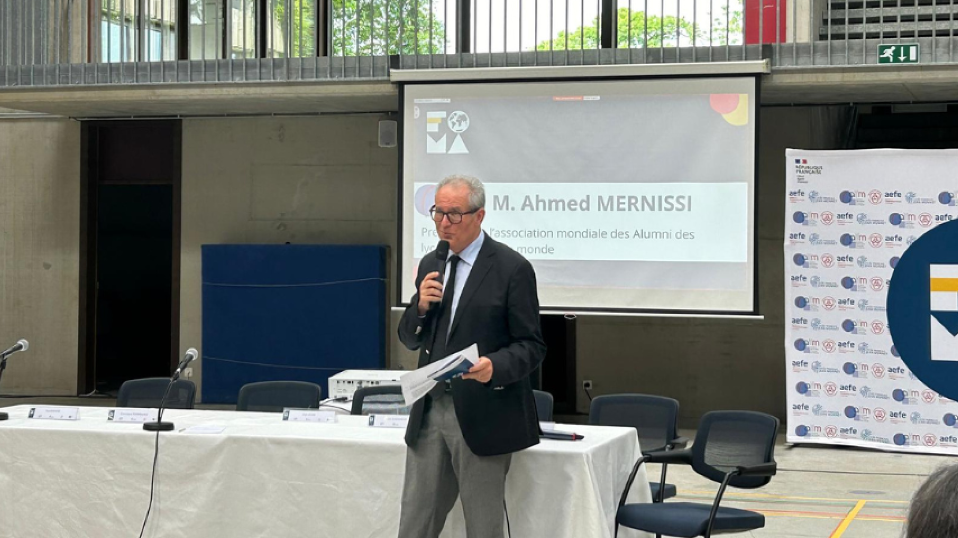 Ahmed Mernissi, président de l'Union ALFM, ouvre le FOMA 2024 au lycée Jean Monnet de Bruxelles en Belgique. 