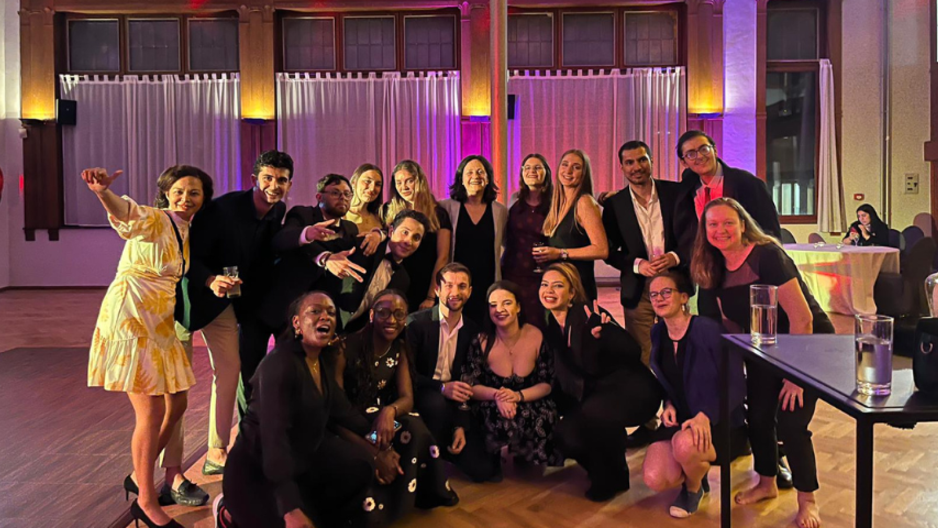 Un groupe d'alumni de tous âges au FOMA 2024 à Bruxelles en Belgique.