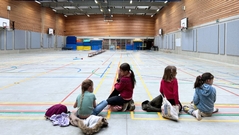 Quatre élèves de maternelle dans un gymnase, Bruxelles