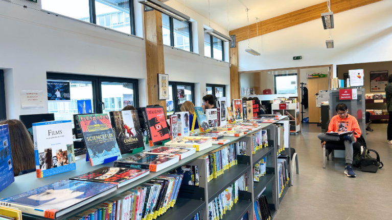 Photographie d'une bibliothèque dans un établissement