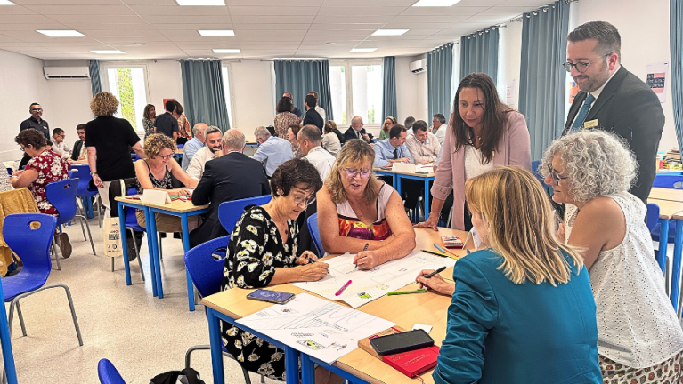 Photographie représentant des personnels du réseau en atelier