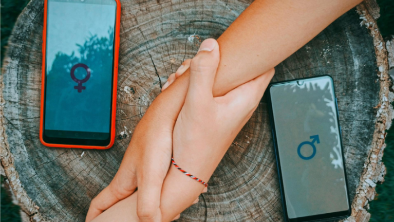 Photo avec deux mains et deux téléphones de deux couleurs