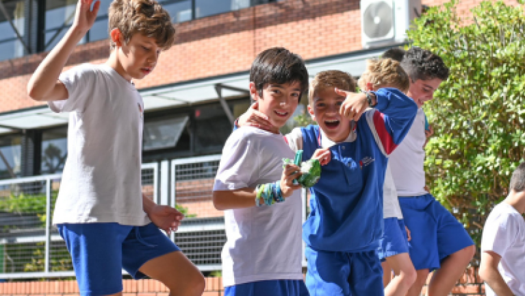 Photo d'enfants heureux arrivant à l'école