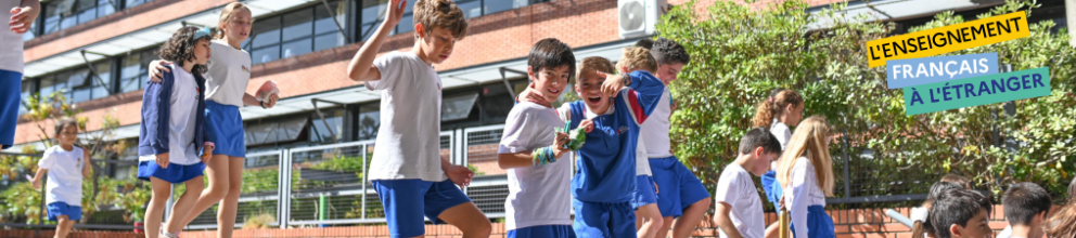 Photo d'enfants heureux arrivant à l'école