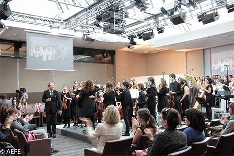 Applaudissements pour l'Orchestre des lycées français de l'étranger et la chorale des élèves de Marcoussis dirigés par Adriana Tanus, enseignante au Lycée français de Madrid.