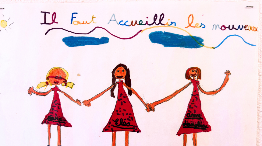 Photographie d'un dessin d'enfant indiquant "Il faut accueillir les nouveaux"