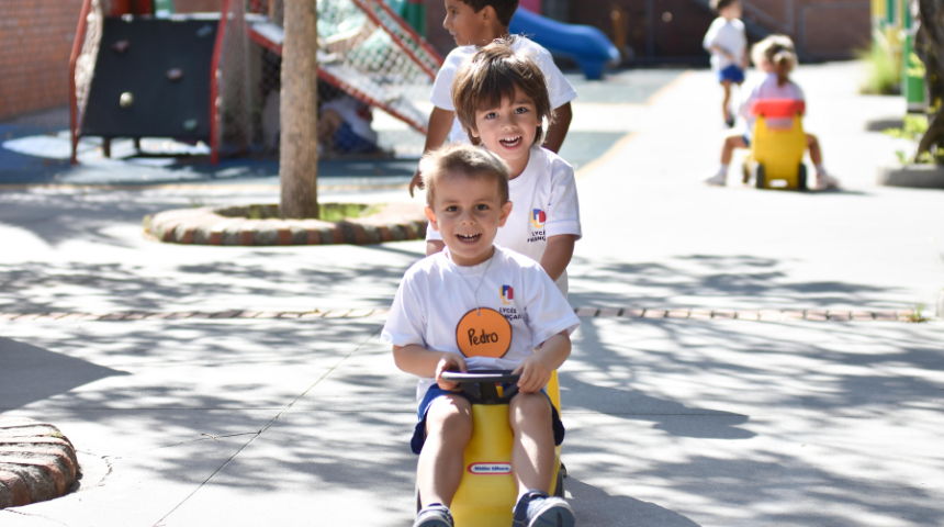 Deux enfants de maternelle