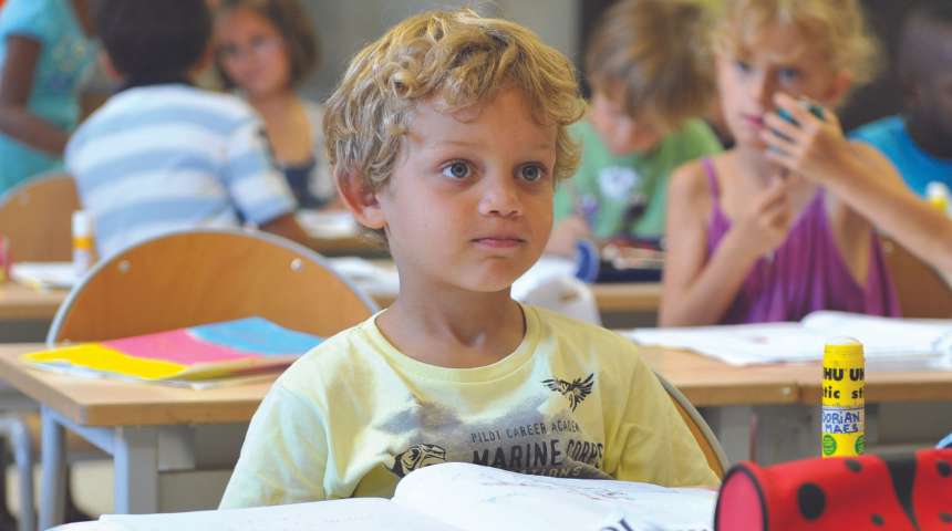 Enfant dans une salle de classe