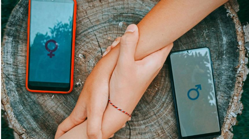 Photo avec deux mains et deux téléphones de deux couleurs