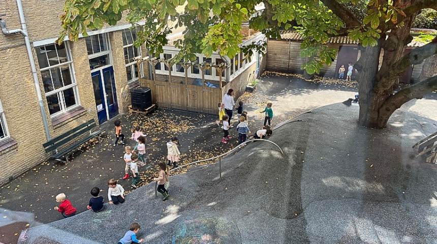 Photos d'enfants dans une cour d'école, prise en hauteur, depuis derrière une fenêtre