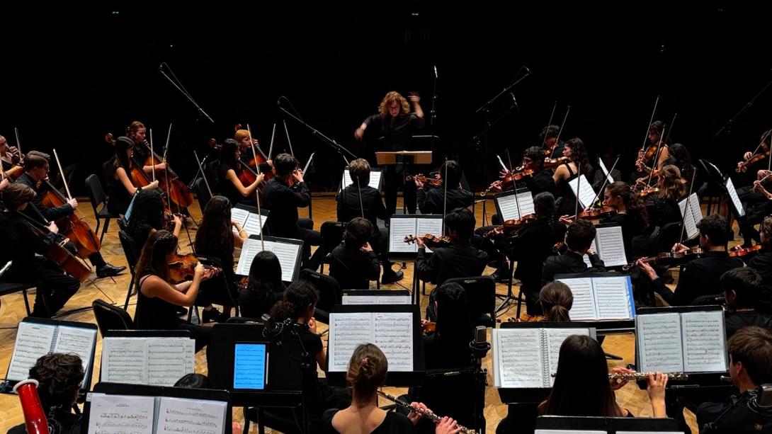 Photo du concert de l'Orchestre des lycées français du monde dirigé par Adriana Tanus au Palais des Beaux-Arts de Bruxelles, dit le « Bozar », en Belgique, le 8 avril 2024