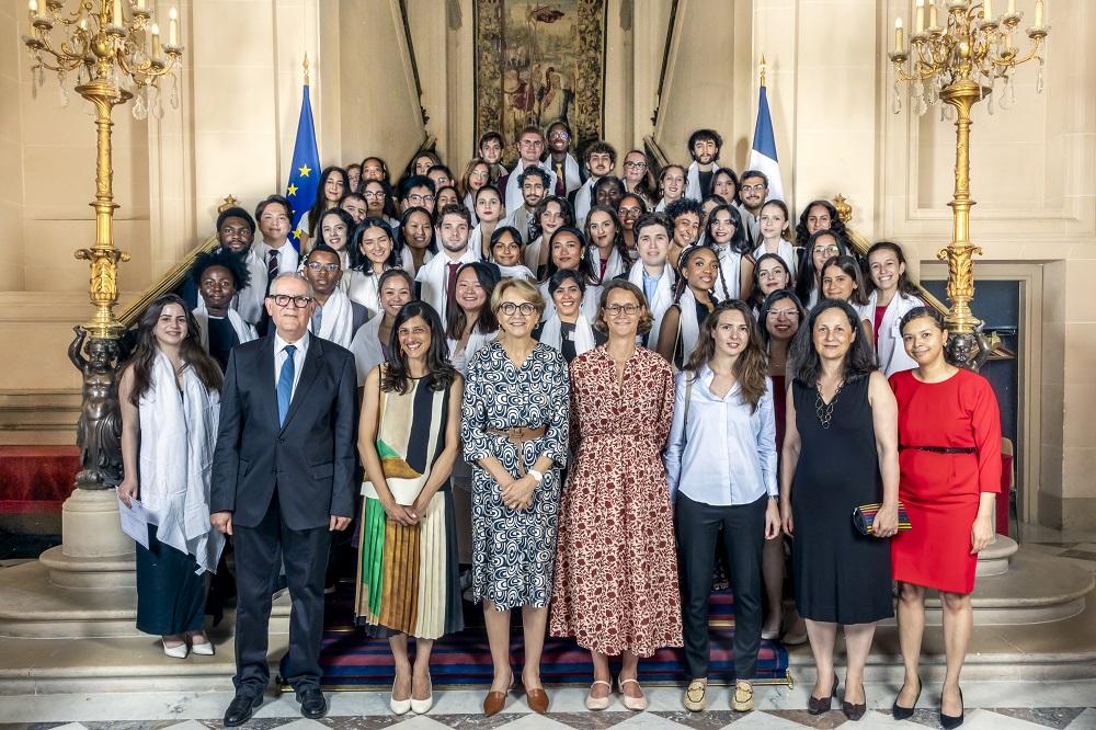 Promotion FEM 2020-2025 durant la cérémonie de sortie dans les salons de l'Hôtel du minustre de l'Europe et des Affaires étrangères (MEAE) entourée d'Anne-Marie Descôtes, secrétaire générale du MEAE, et de Vassiliki Driancourt, directrice générale adjointe de l'AEFE